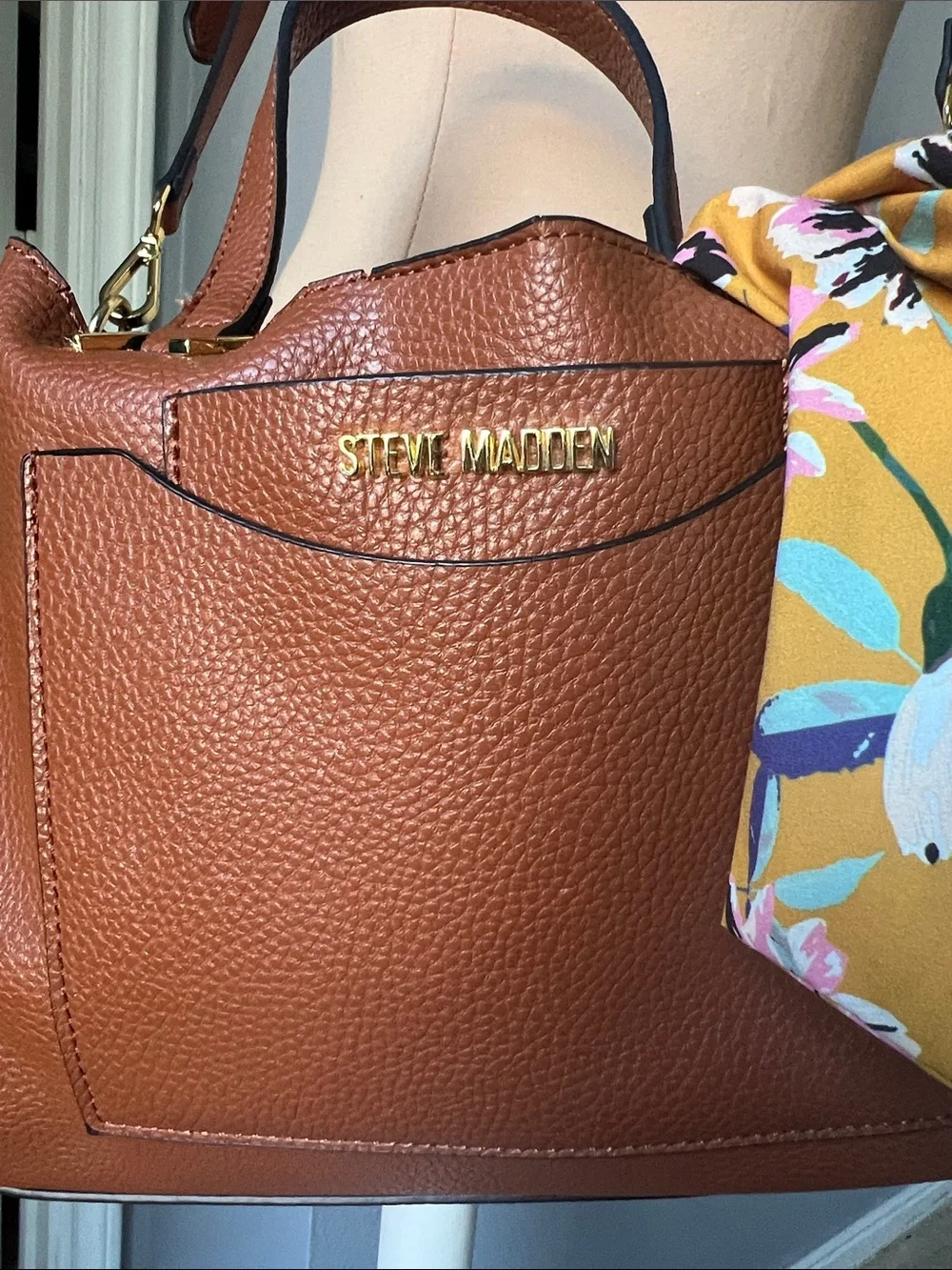 Steve Madden pouch places cognac